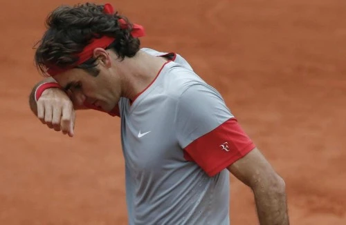 Vòng 4 Roland Garros 2014: "Tàu tốc hành" Federer... trật bánh!
