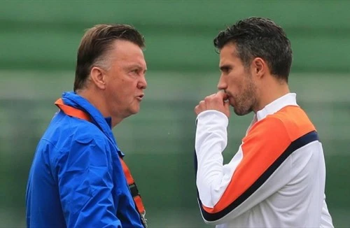 Robin Van Persie có thể phải vắng mặt ở trận bán kết gặp Argentina