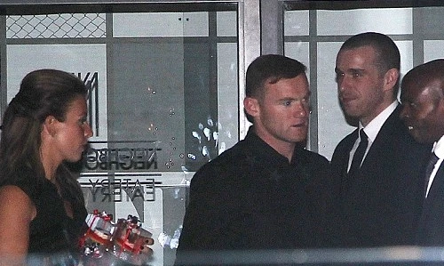 Rooney "cầm đầu" các sao MU đi "xõa", dửng dưng với Champions League