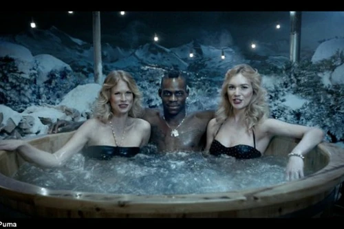 Balotelli và Usain Bolt lại đắm mình cùng những người đẹp