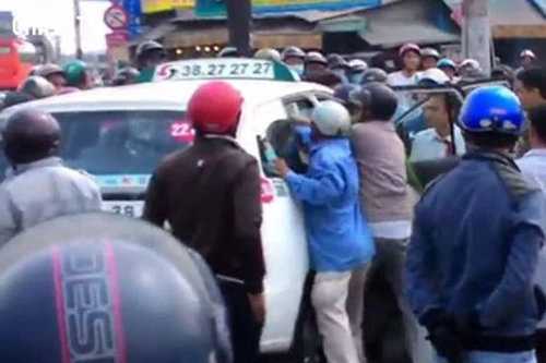 Lái xe taxi mưu trí bắt cướp