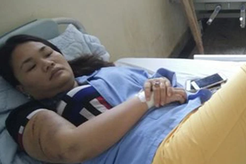 Côn đồ vác mã tấu chém 1 phụ nữ ngay trước cổng nhà