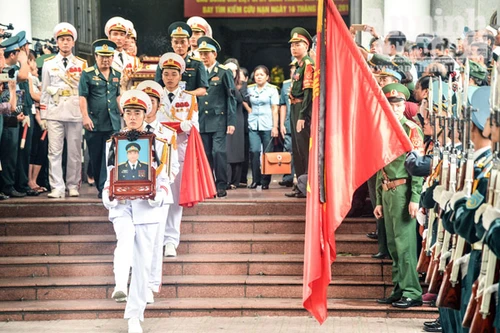 Xúc động tiễn biệt "đàn sếu trắng" CASA-212 số hiệu 8983 bay về trời xanh