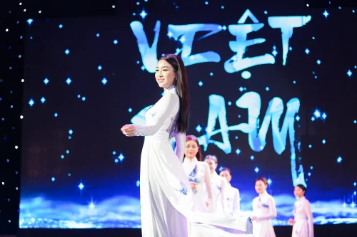Hoa hậu Mỹ Linh trình diễn áo dài trong lễ bế mạc LHP Việt Nam 2017