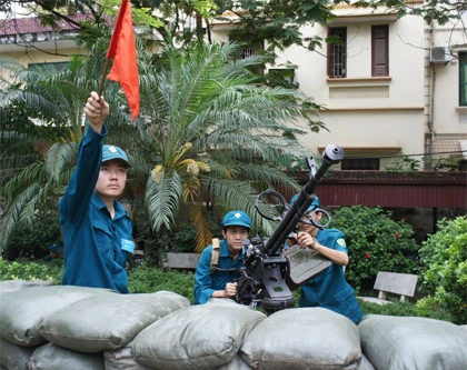 Dân quân Hà thành tập bắn máy bay và tên lửa tầm thấp