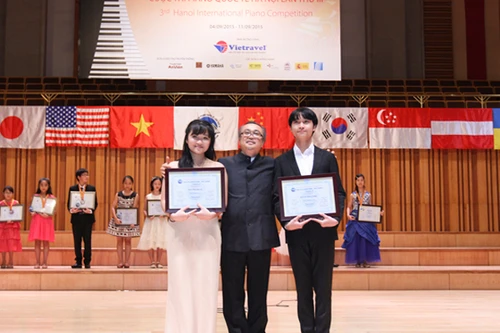 Con trai ca sĩ Thanh Lam và nhạc sĩ Quốc Trung giành giải Nhất cuộc thi piano quốc tế 