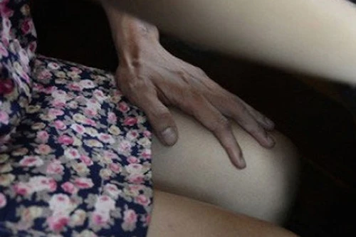 Thầy giáo dụ học sinh vào phòng học trống để "làm bậy"