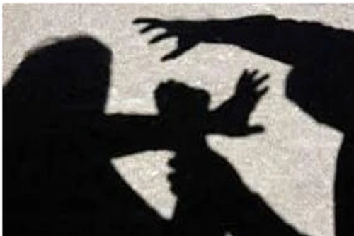 Bé trai 7 tuổi bị ép giao hợp qua "cửa sau"