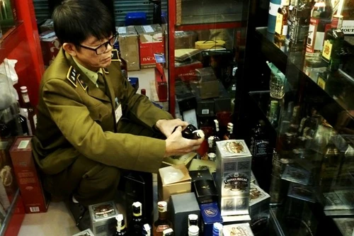 Phát hiện hơn 300 chai rượu ngoại nghi vấn
