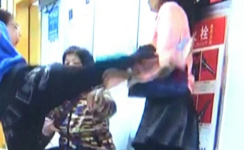 Con ngỗ ngược đánh mẹ chì vì không được chơi điện thoại