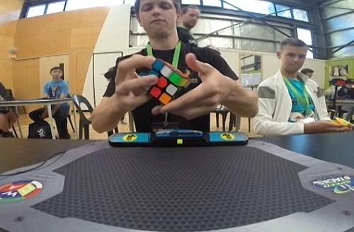 Chàng trai "thần tốc" giải khối rubic khó chưa đầy 5 giây