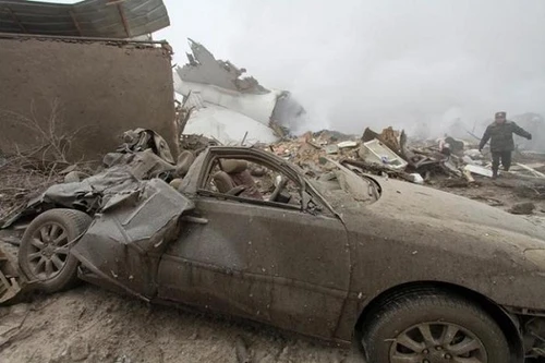 Tìm thấy hộp đen máy bay rơi ở Kyrgyzstan