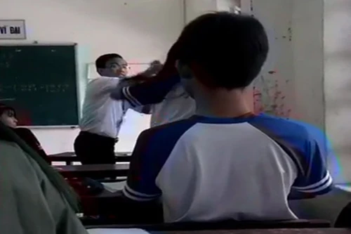 Thầy giáo và nữ sinh đánh nhau "túi bụi" tại lớp học