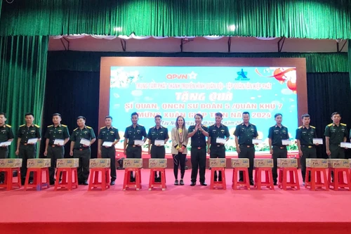 Thăm và tặng quà Tết quân nhân, chiến sĩ đang làm nhiệm vụ tại biên giới 