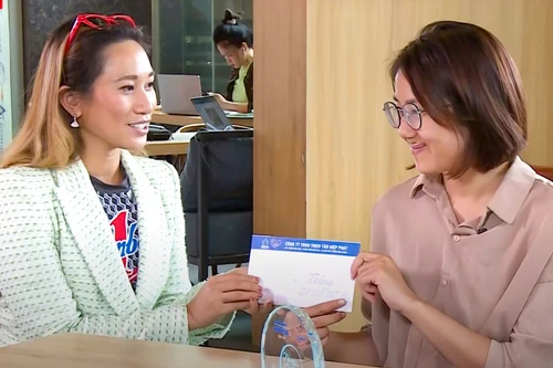 Cuộc gặp gỡ giữa thiên sứ văn hóa đọc với “bông hồng thép” của sức bền thế giới