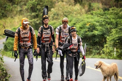 Chú chó bị lạc bám theo đội đua mạo hiểm vượt rừng Amazon