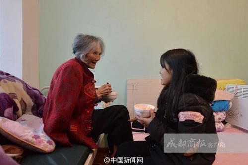 Nữ sinh vừa học đại học, vừa nuôi bà 90 tuổi