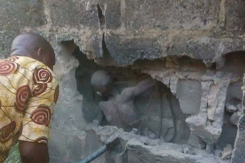 Giải cứu bé trai mắc kẹt trong khe tường 3 ngày