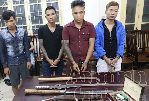 Hốt trọn ổ nhóm cướp tài sản, phát hiện "đại lý" ma túy tàng trữ vũ khí