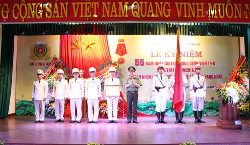 Bệnh viện 19-8 Bộ Công an đón nhận Huân chương Bảo vệ Tổ quốc hạng Nhất