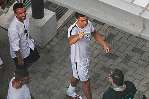 [ẢNH] Ronaldo bỗng nhiên xuất hiện ở Đông Nam Á để làm gì?
