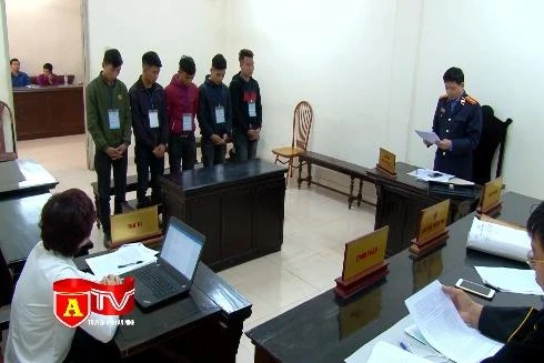 Ẩu đả từ một tiếng huýt sáo