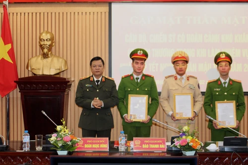 Chia sẻ, động viên cán bộ chiến sỹ gặp hoàn cảnh khó khăn