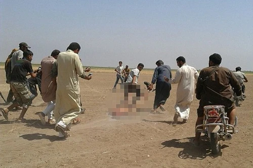 Thi thể phi công Nga bị kéo lê trên cát khi trực thăng bị bắn rơi ở Syria