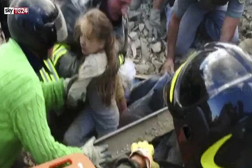 Khoảnh khắc kỳ diệu cứu sống cô bé 10 tuổi sau 17 giờ bị chôn lấp