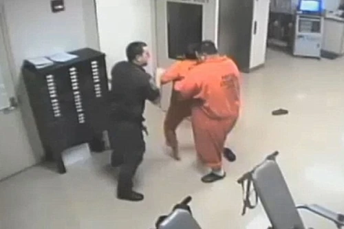 Tù nhân cứu sống quản ngục bị tấn công trong tù