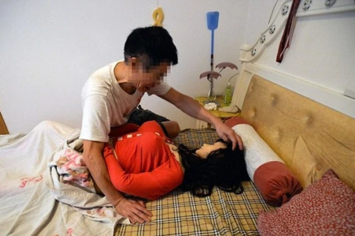 Cụ ông góa vợ kiện vì búp bê tình dục dùng chưa đầy năm đã hỏng