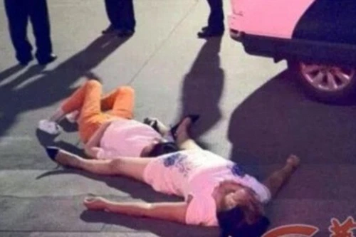 Hai phụ nữ ngất xỉu giữa đường vì cãi nhau không ngừng nghỉ 8 tiếng