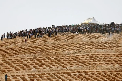 Đau lòng cảnh huyệt mộ nạn nhân san sát sau vụ đánh bom đám cưới Thổ Nhĩ Kỳ