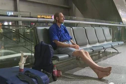 Bay 4.500km rồi chờ bạn gái qua mạng 10 ngày tại sân bay 