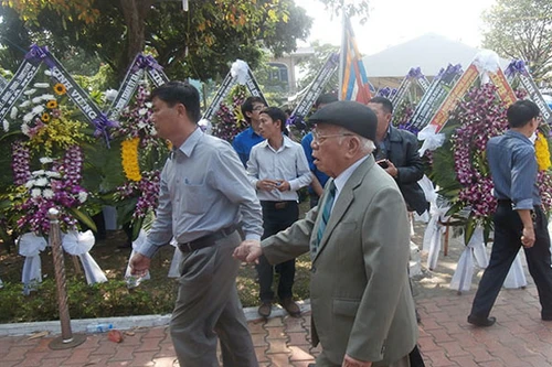 Hàng trăm đoàn khách, cả nghìn người dân vào viếng ông Nguyễn Bá Thanh
