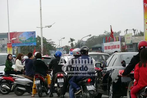 Đổ xô đi mua hoa giá rẻ gây ùn tắc cục bộ trên đường Âu Cơ