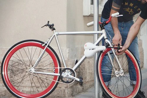 Tên trộm thản nhiên vào ngõ lấy xe đạp "xịn"