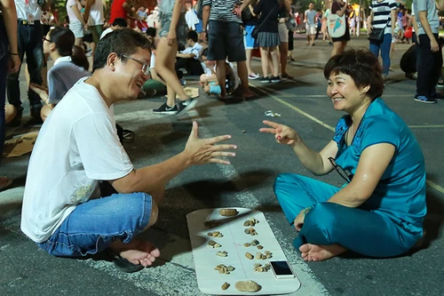 Tiếp tục thí điểm không gian đi bộ quanh hồ Gươm đến tháng 6-2017