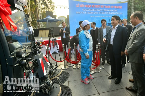 Hà Nội tiếp nhận 12 xe quét, hút bụi trị giá hơn 20 tỷ đồng
