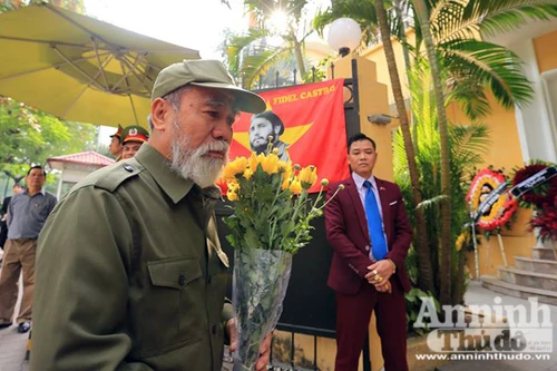 Công sở treo cờ rủ, người Hà Nội đặt hoa tưởng nhớ lãnh tụ Fidel Castro
