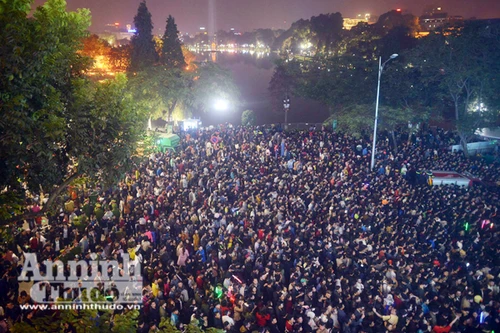 Hà Nội: "Biển người" chờ đón năm mới 2017 ở hồ Gươm