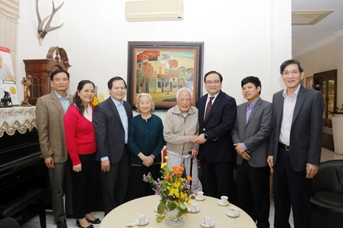 Bí thư Thành ủy Hà Nội Hoàng Trung Hải thăm hỏi gia đình chính sách tiêu biểu