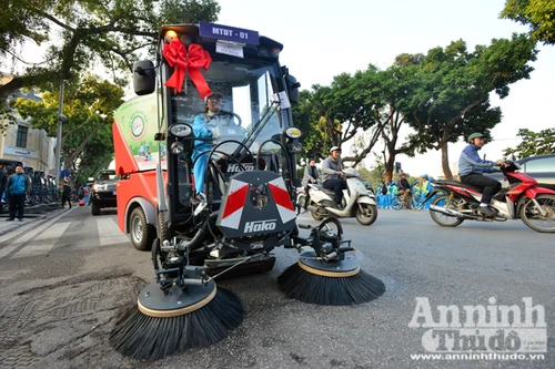 Cận cảnh xe quét đường, hút bụi hiện đại tiền tỷ ở Hà Nội