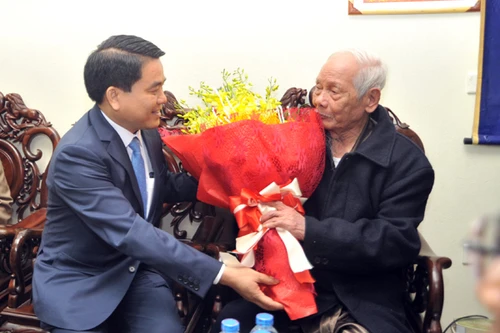 Chủ tịch UBND TP Hà Nội Nguyễn Đức Chung thăm gia đình chính sách