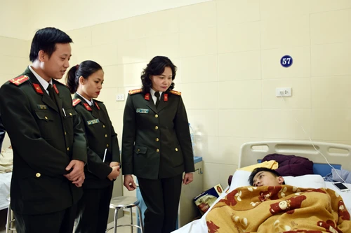 Thăm hỏi, tặng quà học viên Học viện Cảnh sát nhân dân mắc bệnh hiểm nghèo