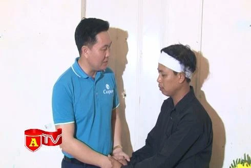 Tặng quà gia đình có 3 mẹ con tử nạn trong vụ hỏa hoạn tại Nam Định