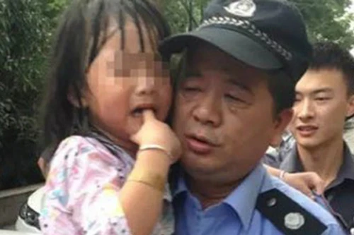 Bé gái bị bỏ quên trong ô tô may mắn sống sót