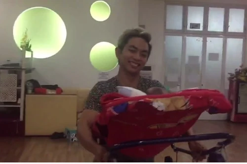 Phan Hiển "dạy" con trai 3 tháng tuổi...nhảy Dance-sport!