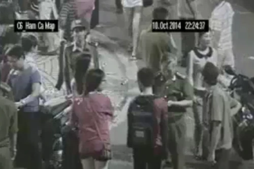 Hình đẹp về các bạn trẻ tự nguyện nhặt rác bên bờ hồ Hoàn Kiếm