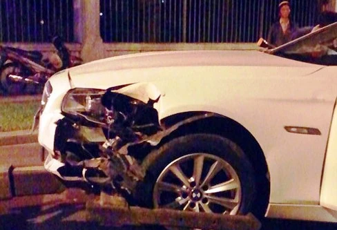 Ô tô bạc tỷ lật nhào, siêu mẫu Hoàng Yến may mắn thoát chết